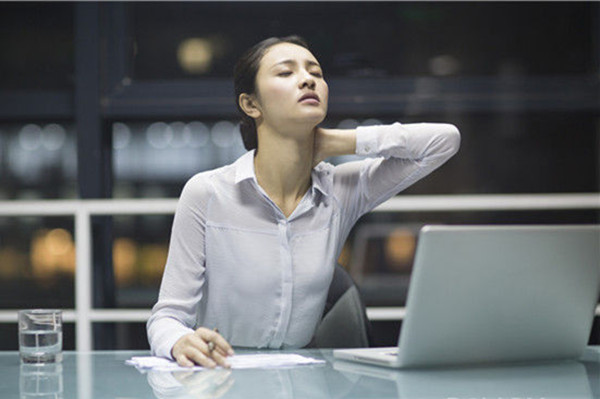 辦公室5式瑜伽教程 擺脫肩膀疼痛還能瘦腿