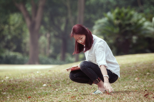 女人秋日美麗凍人的沉痛代價