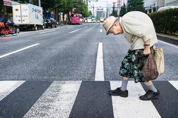 老人怎麼改善駝背