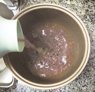 熱水瓶煮粥 既方便又省事