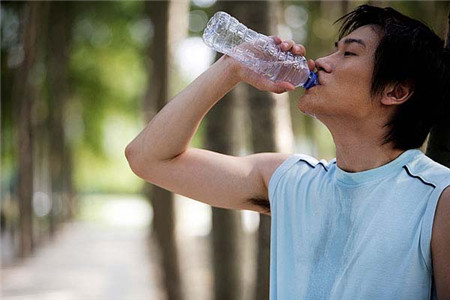 三種體質的人不宜喝太多白開水