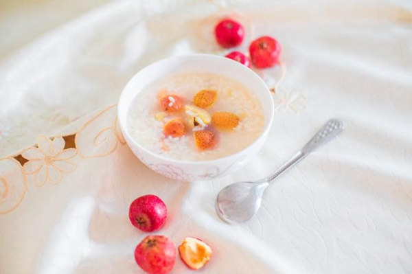 傢裡老人血壓高 多喝山楂粥調節