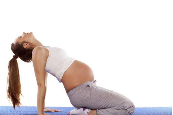 孕婦練習瑜伽的好處_孕婦練習瑜伽要註意什麼 美媽媽挺孕肚做瑜伽稱有利於順產 孕婦練瑜伽有哪些好處?