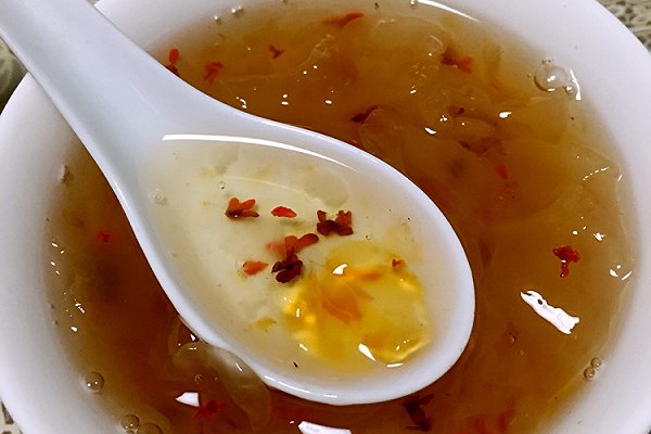 桃膠雪耳羹怎麼做_桃膠_銀耳的功效與作用 桃膠雪耳羹